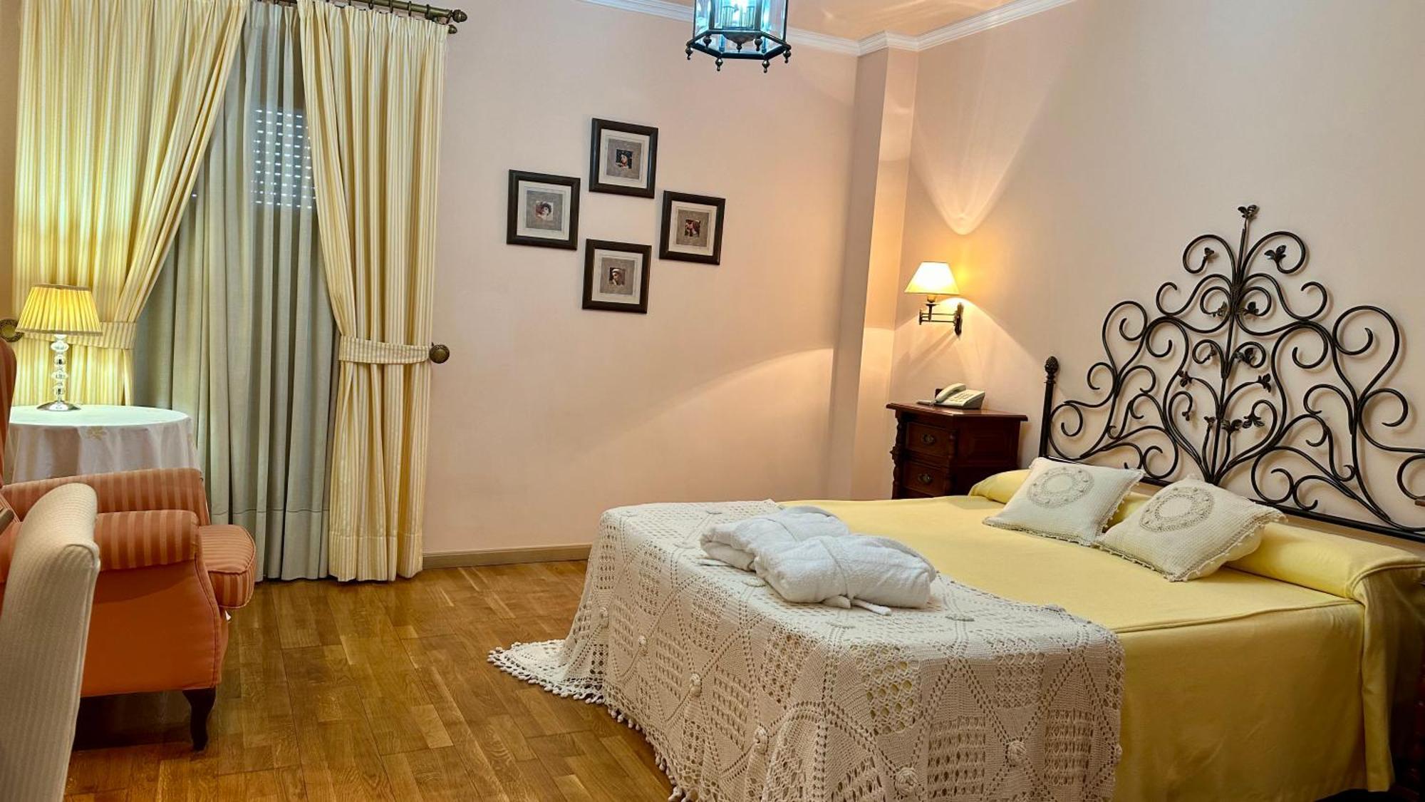 Hotel El Curro Burunchel ภายนอก รูปภาพ